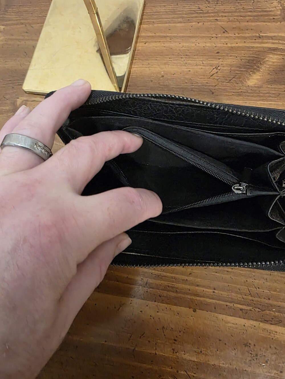 Tory Burch Continental Black Leather Zip Wristlet with Logo - Picture 11 of 12